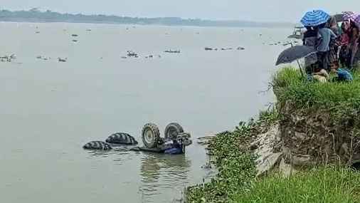 পদ্মায় ট্রাক্টর পড়ে চালকের মৃত্যু